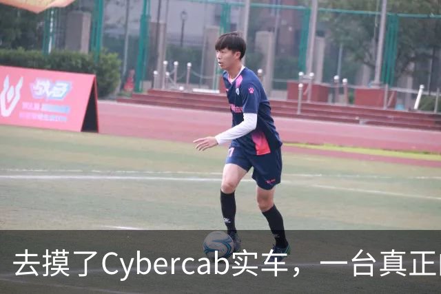 去摸了Cybercab实车，一台真正的“塑料”特斯拉。。。